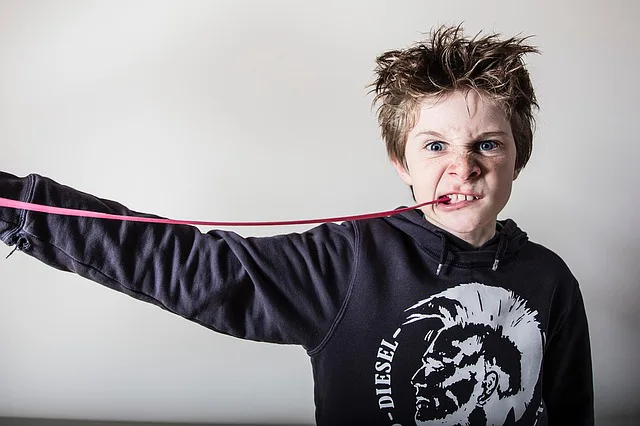 child eating chewing gum.alert1