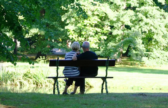 couple on bench outdoors thanks to a mobile medical alert couple on bench outdoors thanks to a mobile medical alert